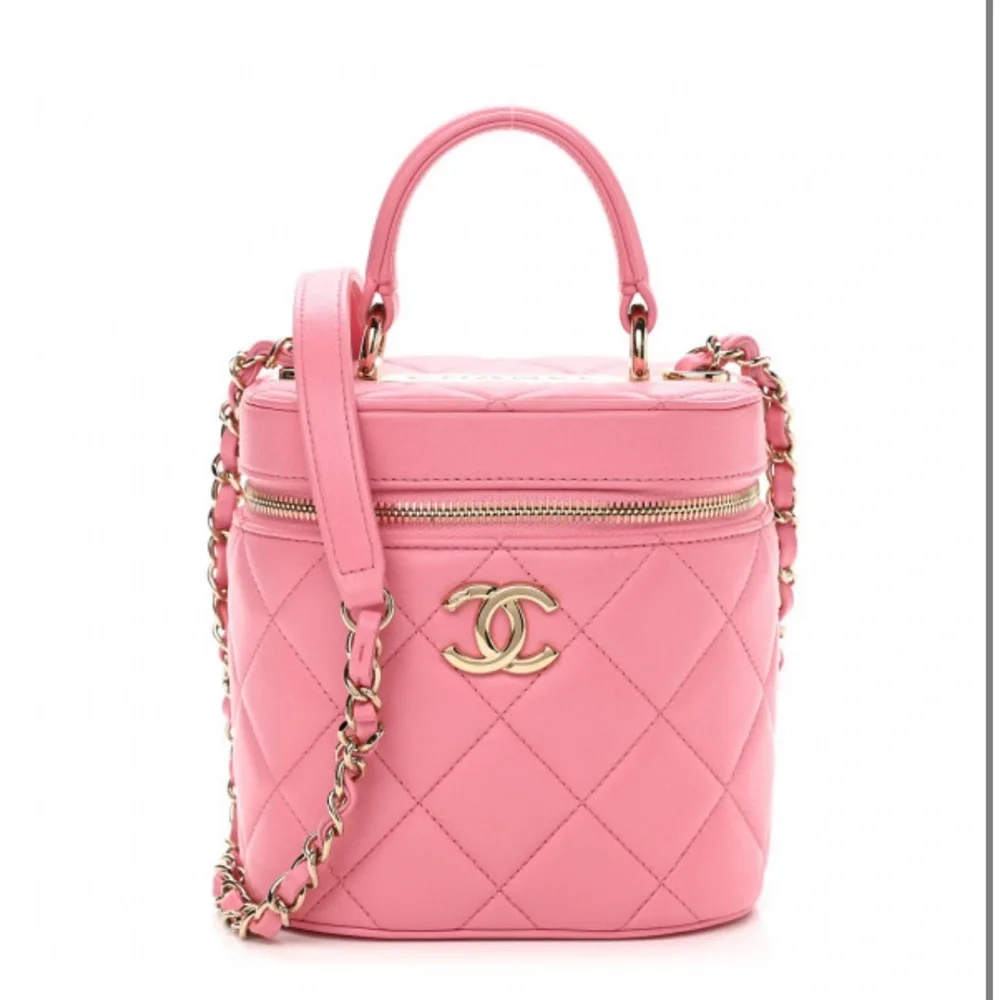 Beautiful pink Chanel vanity bag - Picture 7 of 16